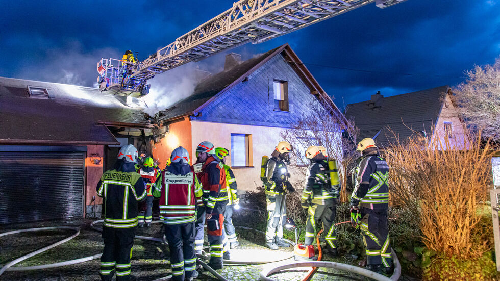 Das Dach des Hauses musste mit der Kettensäge geöffnet werden. Das Dach des Hauses musste mit der Kettensäge geöffnet werden.