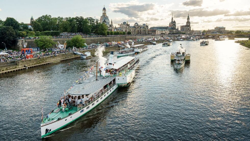 Die große Dampferparade zieht jährlich zahlreiche Schaulustige an.