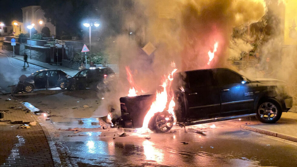 Ein am Unfall beiteiligter Dodge brannte komplett aus. Benzin und Gas hatten sich durch eine Verpuffung entzündet. 