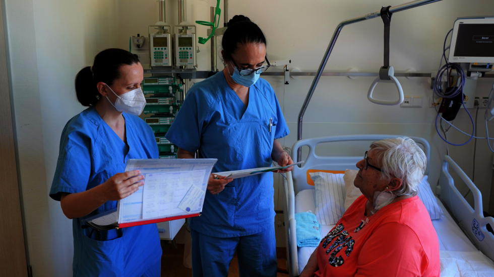 Die Ärztinnen Simone Karp (li.), Fachärztin der Klinik für Hämatologie, Onkologie und Zelltherapie, und Dr. med. Anke Morgner, Oberärztin der Klinik für Hämatologie, Onkologie und Zelltherapie, im Gespräch mit einer Patientin.