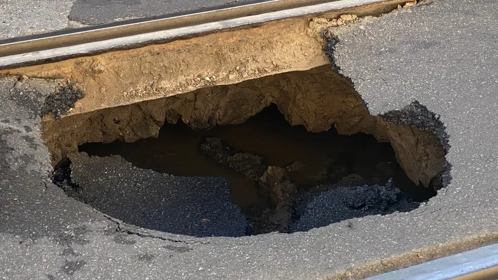 Blick in den Straßenkrater: Der Asphalt ist nach unten geplumpst.