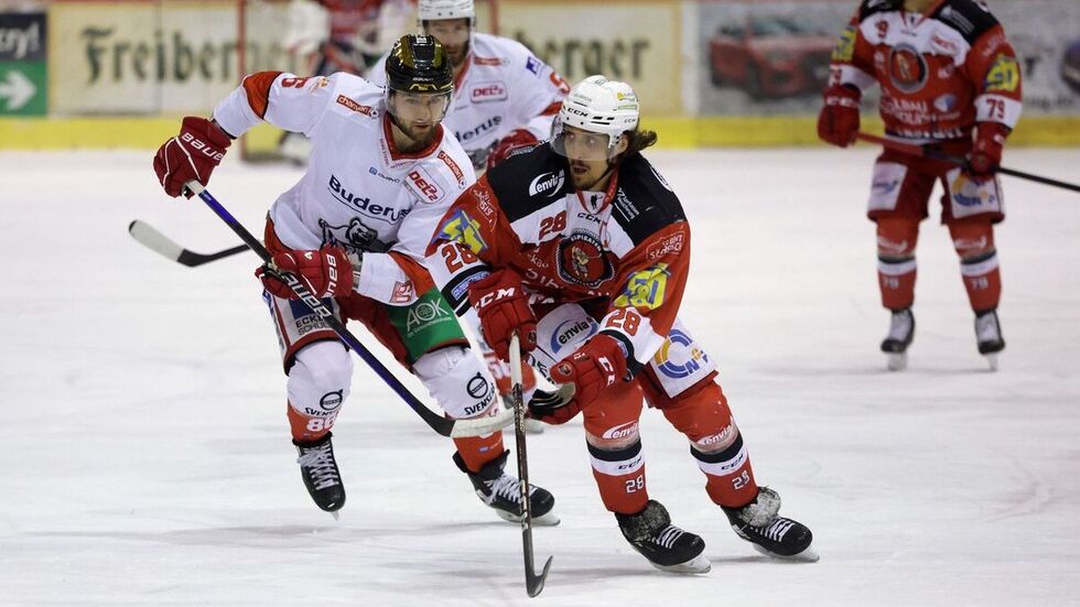 Spielszene der Eispiraten gegen Regensburg.