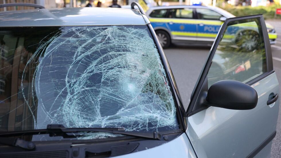 Bei dem Aufprall wurde der Fußgänger schwer verletzt.