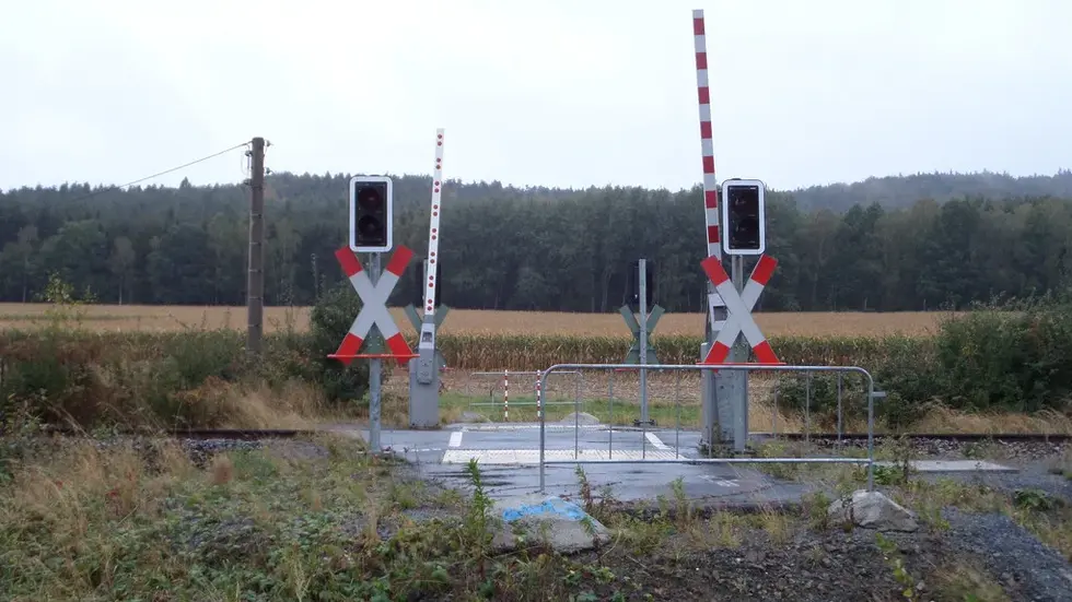 Über diesen Bahnübergang in Gelenau wird der Radweg führen. Die automatische Schrankenanlage wurde bereits vor einigen Jahren errichtet. Sie hat aber bislang keine praktische Funktion. Über diesen Bahnübergang in Gelenau wird der Radweg führen. Die automatische Schrankenanlage wurde bereits vor einigen Jahren errichtet. Sie hat aber bislang keine praktische Funktion.