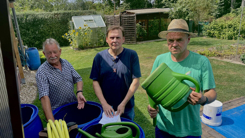 Sie warten auf Regen: Stadtverbandsvize Berthold Pries, Vorsitzender Christoph Heuer und Gärtner Thomas Arno (v.l.)