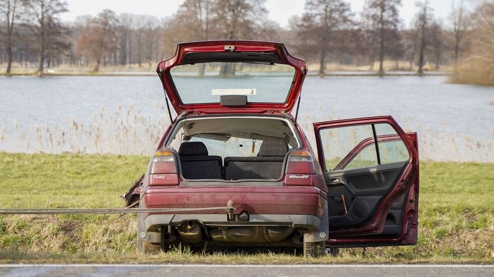 Der völlig demolierte VW.