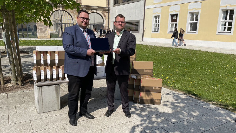 Finanzbürgermeister Sebastian Lasch (links) und Schulleiter Lars Flemming bei der Übergabe der Laptops