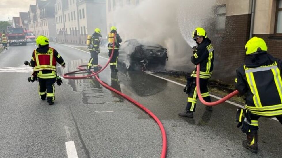 23 Feuerwehrleute aus Werdau konnten ein Übergreuifen des Feuers auf das Wohnhaus verhindern.