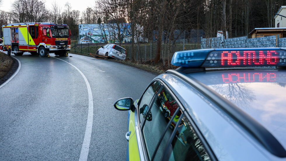 Die Feuerwehr sicherte den Subaru mit einer Seilwinde.