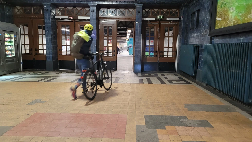 Eingang vom Empfangsgebäude zum Personentunnel im Görlitzer Bahnhof. Er wird ab September für ein Jahr gesperrt. 