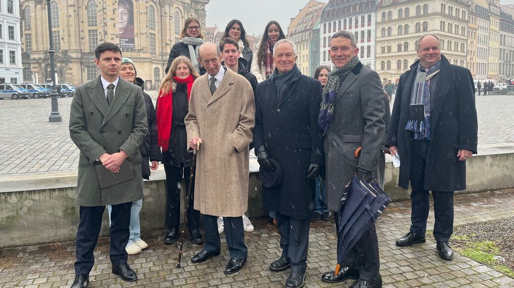 Der Herzog von Kent (heller Mantel) traf Schüler der Semperschulen am Neumarkt. Sie hatten ein Gedenkprojekt zum 13. Februar angefertigt