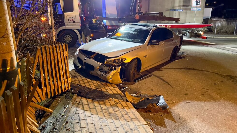 Kaputtes Fahrzeug nach der tscetschenischen Hochzeit