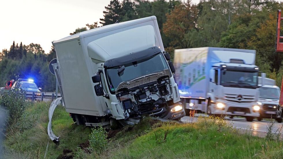 Der Lkw "rasierte" die Leitplanke.