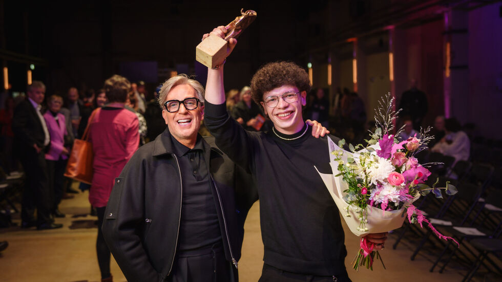 Designer Thomas Rath (li.) mit dem Preisträger Vincent Röse (re.)