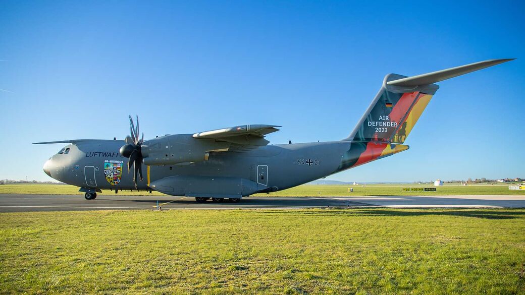 Die Übung Air Defender wurde auf dieser A400M verewigt. Mit dem Wappen auf dem Rumpf und der Deutschlandflagge auf der einen Seite des Seitenruders, wird gezeigt wo die Luftverlegeübung stattfindet