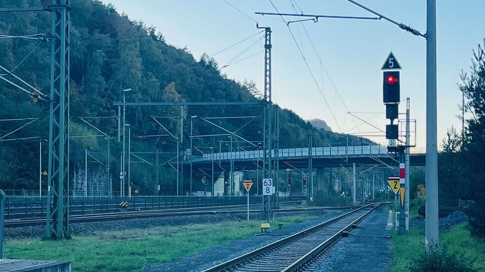 Die Brücke über die Gleise in Bad Schandau, die dann in die Elbbrücke mündet, muss abgerissen werden