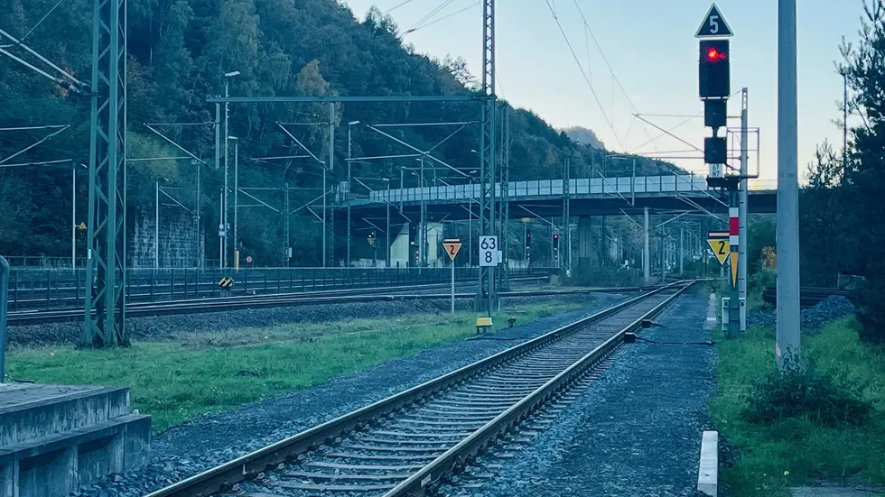 Diese Brücke über die Gleise in Bad Schandau muss ersetzt werden, nach rechts führt sie weiter auf die sich anschließende Elbbrücke Diese Brücke über die Gleise in Bad Schandau muss ersetzt werden, nach rechts führt sie weiter auf die sich anschließende Elbbrücke