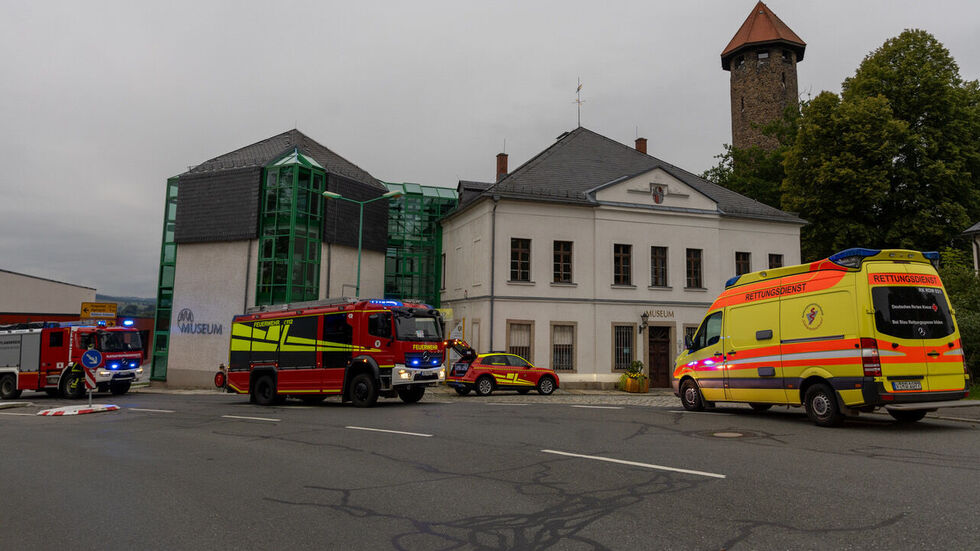 Wegen eines Fehlalarms ging es am Montagabend für die Feuerwehren u.a. zum Museum in Auerbach.