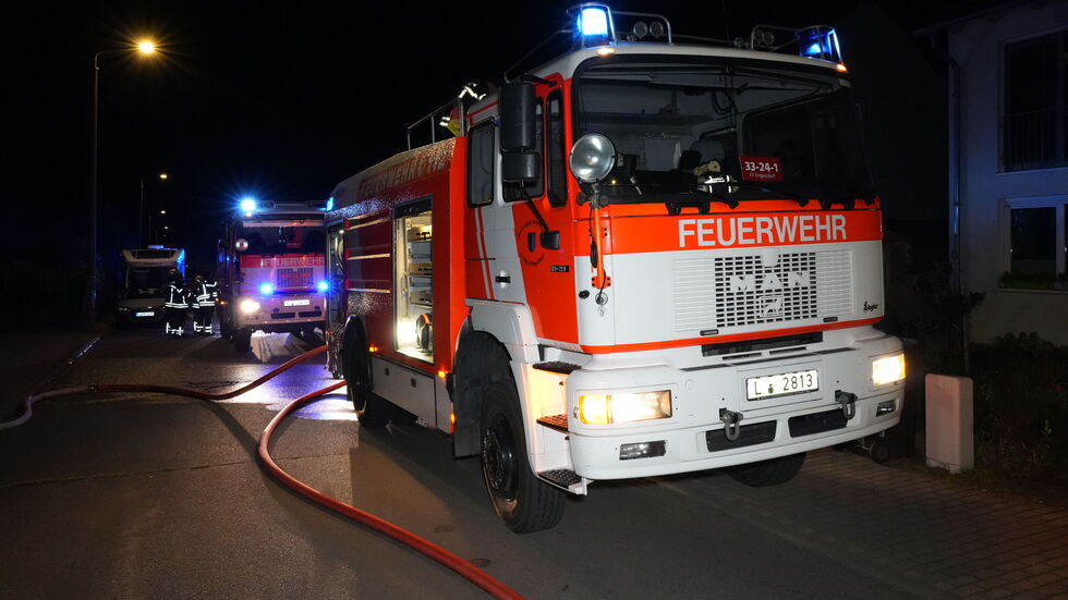 Die Feuerwehr rückte mit vier Löschfahrzeugen an.