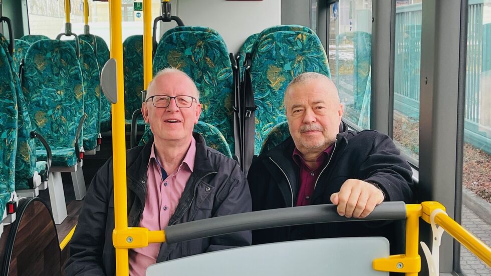 RVSOE-Chef Uwe Thiele (li.) lädt Landrat Michael Geisler in einen der neuen Biodiesel-Busse ein