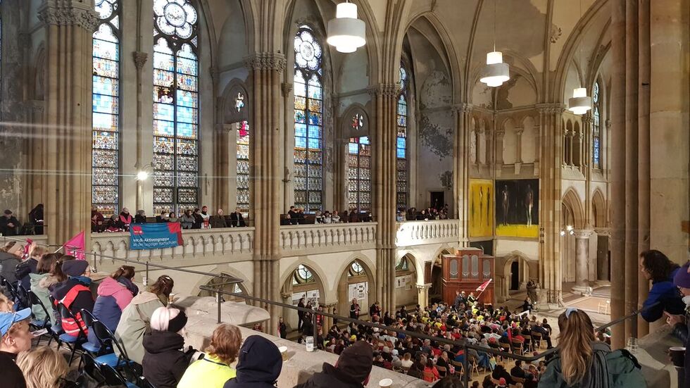 800 Menschen waren bei einer Kundgebung in der Peterskirche dabei 800 Menschen waren bei einer Kundgebung in der Peterskirche dabei