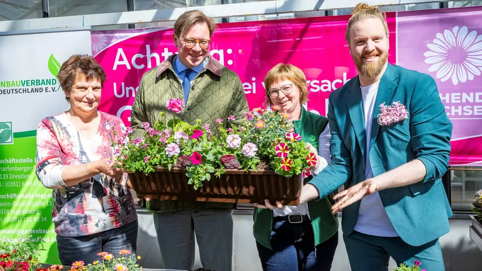 Georg-Ludwig von Breitenbuch (Sächsischer Staatsminister für Umwelt und Landwirtschaft) und Hannes Schrader (erste männliche Deutsche Blumenfee) präsentieren die Blumen des Jahres Georg-Ludwig von Breitenbuch (Sächsischer Staatsminister für Umwelt und Landwirtschaft) und Hannes Schrader (erste männliche Deutsche Blumenfee) präsentieren die Blumen des Jahres