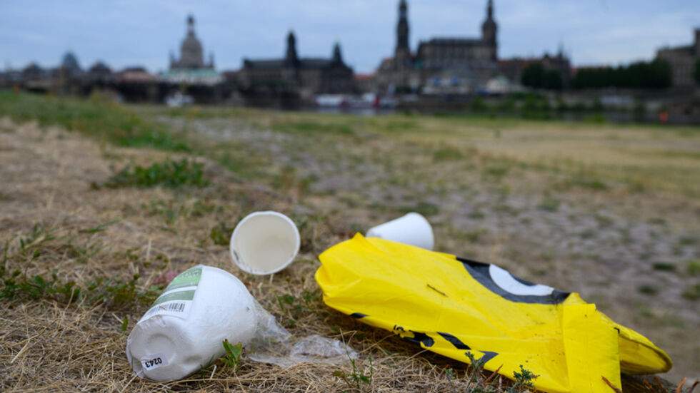 Müll am Palaispark auf den Elbwiesen in Dresden
