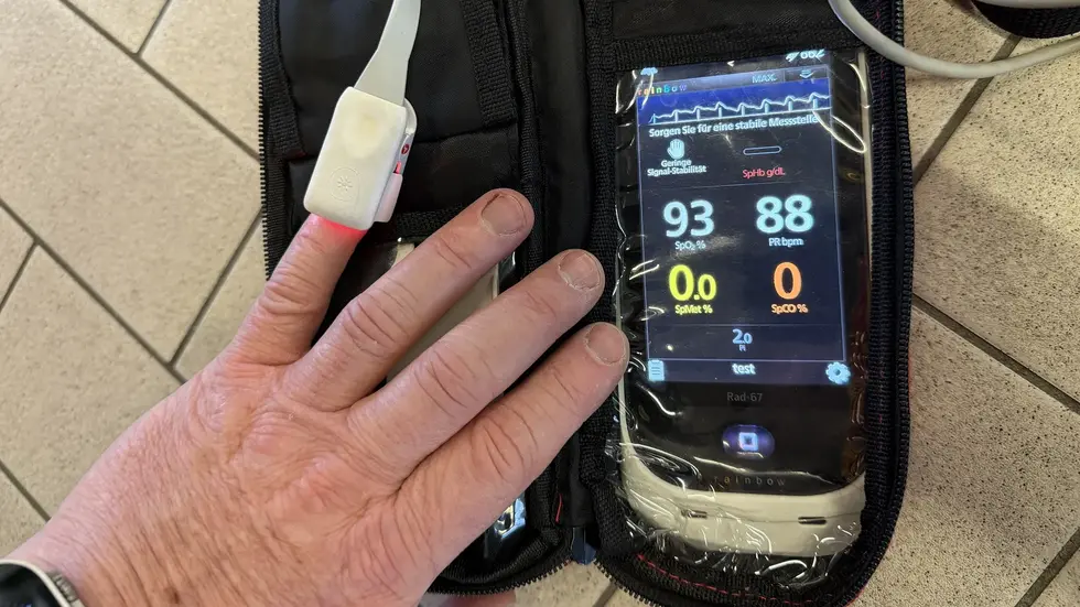 Durch die Einsatzkräfte wurden bei allen Betroffenen Messungen mit einem
speziellen CO-Messgerät durchgeführt. Durch die Einsatzkräfte wurden bei allen Betroffenen Messungen mit einem
speziellen CO-Messgerät durchgeführt.