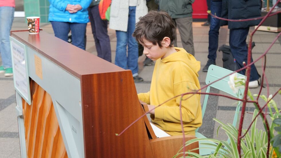 Valentin (9) hat das öffentliche Klavier im Bahnhof Meißen eingeweiht