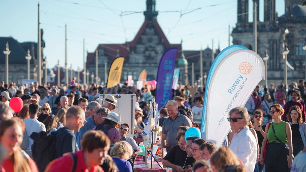Das Gastmahl für alle lockte bei bestem Wetter viele Menschen in die Dresdner Altstadt