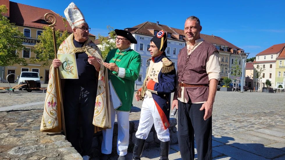 v.l.n.r.: Bischof Benno (Norman Reitner), König August (Gottfried Brückner), Napoleon (Serdar Reitner), Ritter von Cannewitz (Gert Ullrich) v.l.n.r.: Bischof Benno (Norman Reitner), König August (Gottfried Brückner), Napoleon (Serdar Reitner), Ritter von Cannewitz (Gert Ullrich)