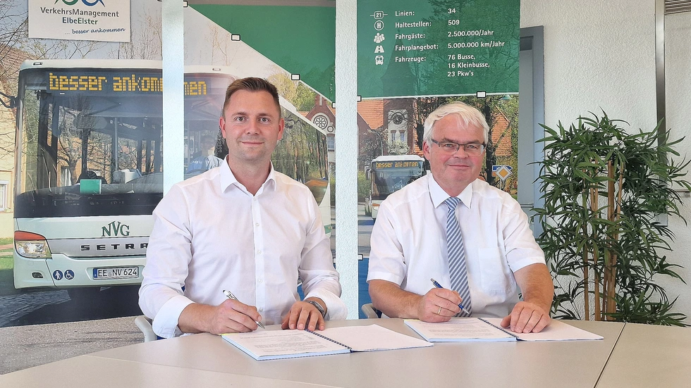 Mit ihrer Unterschrift besiegelten Landrat Marcel Schmidt (l.) und Holger Dehnert, Geschäftsführer der VerkehrsManagement Elbe-Elster GmbH, die Fortführung des öffentlichen Busverkehrs im Landkreis Elbe-Elster für die kommenden zehn Jahre.