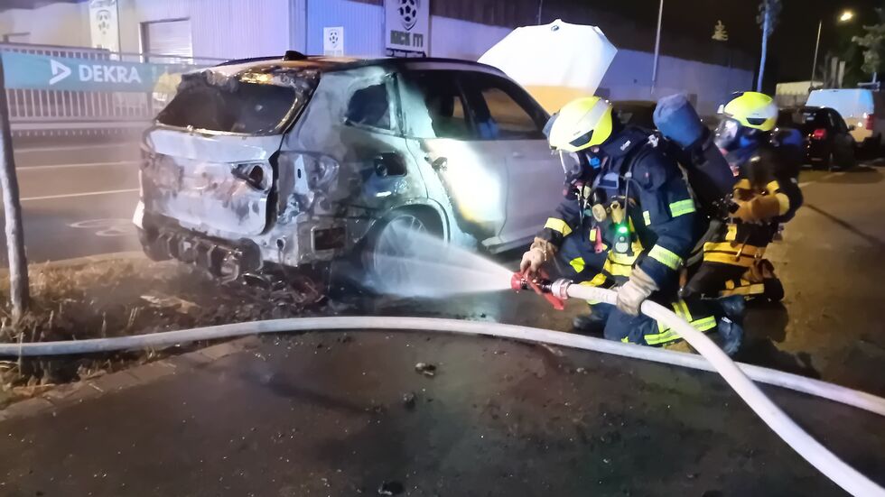Feuerwehrleute beim Löschen auf der Franz-Flemming-Straße in Leipzig-Leutzsch.