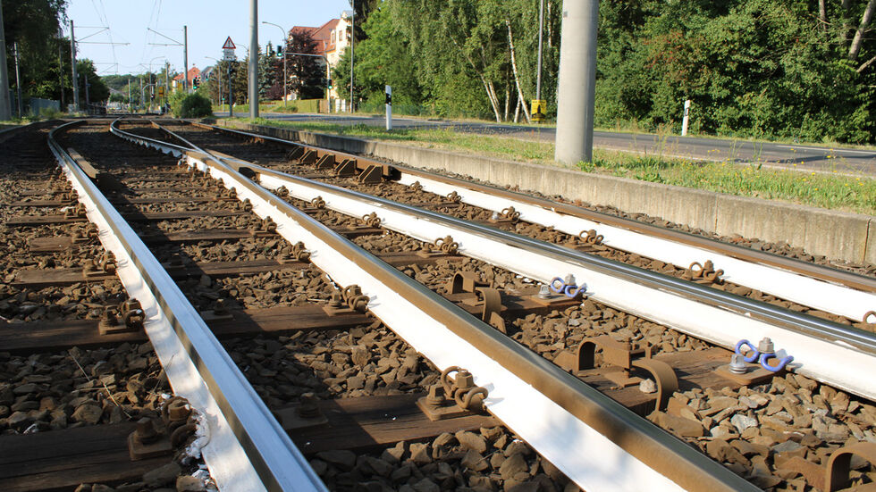 In Klotzsche haben die DVB zwischen der „Arkonastraße“ und dem "Industriepark Klotzsche“ die Gleise auf mehreren hundert Metern weiß gestrichen.