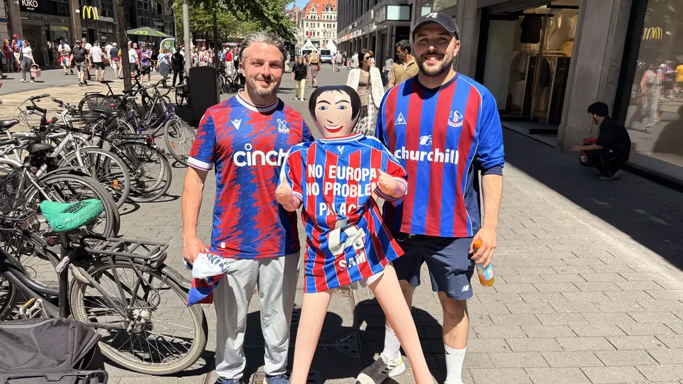 Fans von Crystal Palace mit einem selbst gebastelten dritten Mann. Fans von Crystal Palace mit einem selbst gebastelten dritten Mann.