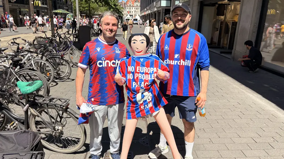 Fans von Crystal Palace mit selbstgebasteltem Glücksbringer! Fans von Crystal Palace mit selbstgebasteltem Glücksbringer!