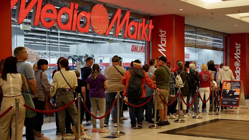 Hunderte Fans stehen im Elbepark Schlange.