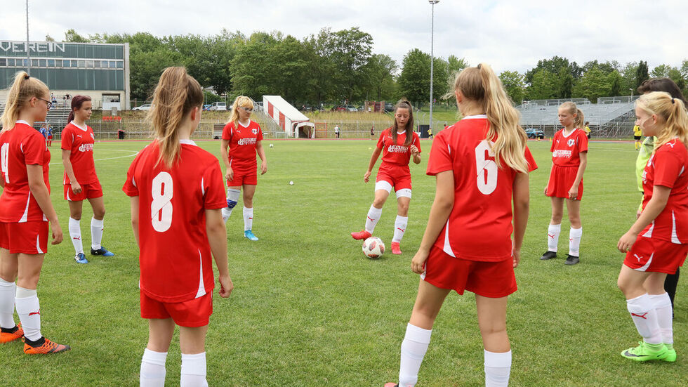 Die Fußballerinnen beim WarmUp. 