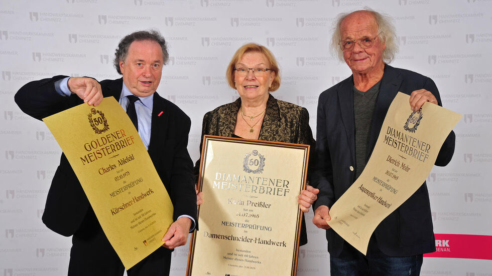 Charles Ahlefeld (li.) ist einer der letzten Kürschner im Kammerbezirk. Seine Meisterprüfung hat er 1975 abgelegt.  Karin Preißler, 1944 geboren, ist seit 1965 Damenschneidermeisterin und Dieter Mohr, die Chemnitzer Augenoptikerlegende, der schon 1966 mit selbst konstruierten Maschinen Kontaktlinsen herstellte. Charles Ahlefeld (li.) ist einer der letzten Kürschner im Kammerbezirk. Seine Meisterprüfung hat er 1975 abgelegt.  Karin Preißler, 1944 geboren, ist seit 1965 Damenschneidermeisterin und Dieter Mohr, die Chemnitzer Augenoptikerlegende, der schon 1966 mit selbst konstruierten Maschinen Kontaktlinsen herstellte.