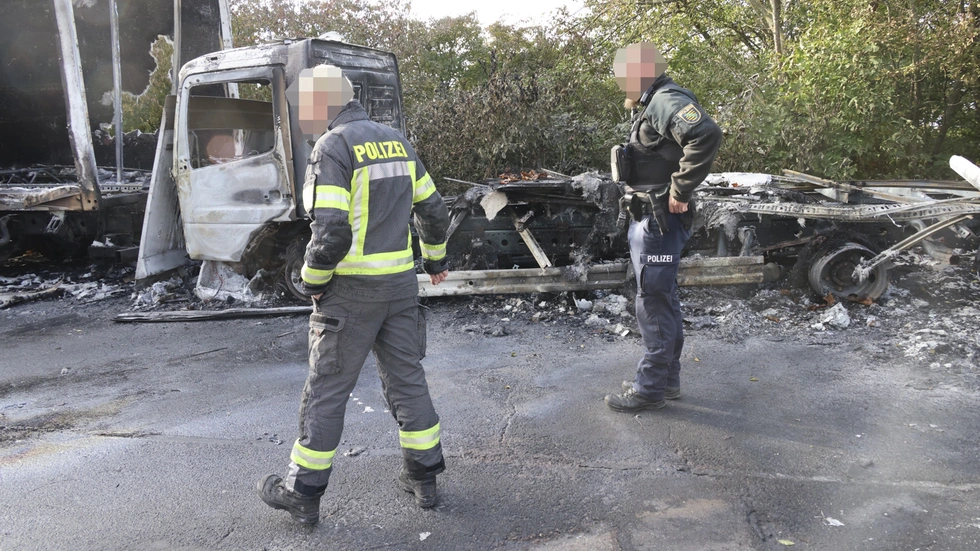 Die abgestellten LKW waren nicht mehr zu retten.