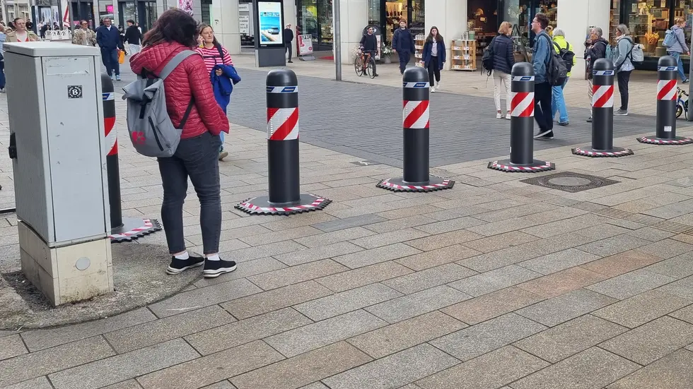 Die Poller an der Grimmaischen Straße sollen vorerst bleiben, auch die Zugänge zum Leipziger Markt sollen alle bis auf Weiteres mit Pollern abgeriegelt werden bzw. bleiben.