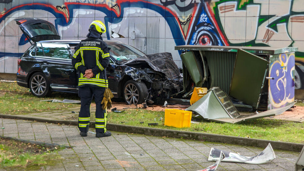 Ein Feuerwehrmann sichert das Unfallfahrzeug.