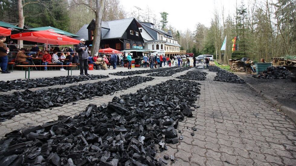 Zum Ablöschen und Trocknen wird die Kohle auf dem Parkplatz ausgebreitet.