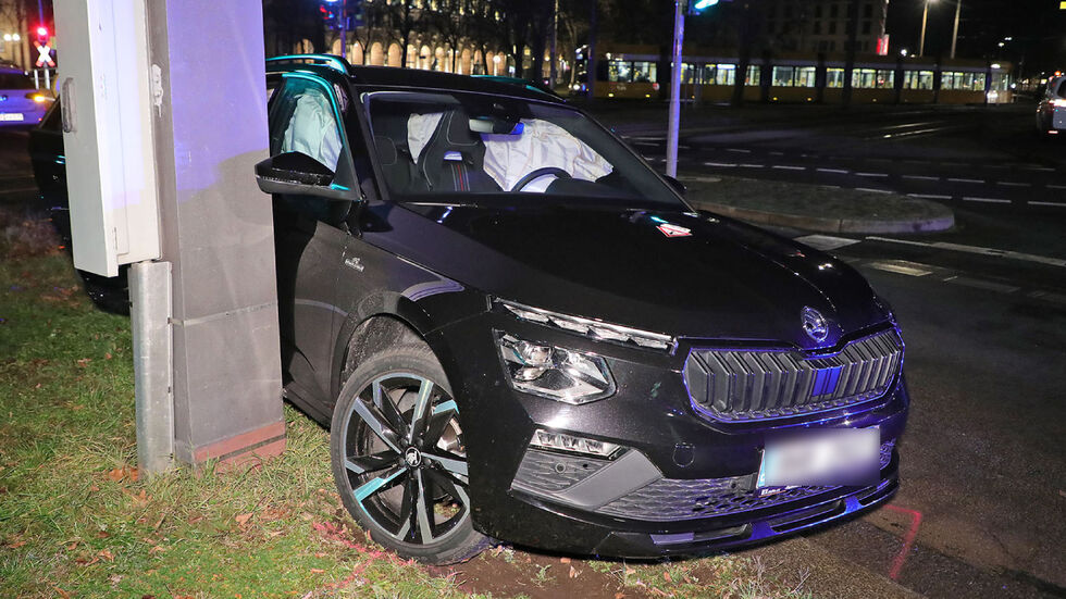 Der Skoda prallte gegen einen Mast.
