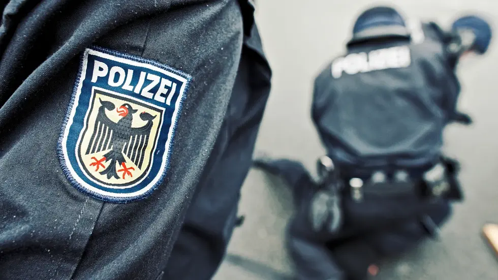 Nach Informationen unseres Senders wurden in Chemnitz und Limbach-Oberfrohna acht Wohnungen durchsucht. Zwei Deutsche wurden festgenommen. Nach Informationen unseres Senders wurden in Chemnitz und Limbach-Oberfrohna acht Wohnungen durchsucht. Zwei Deutsche wurden festgenommen.
