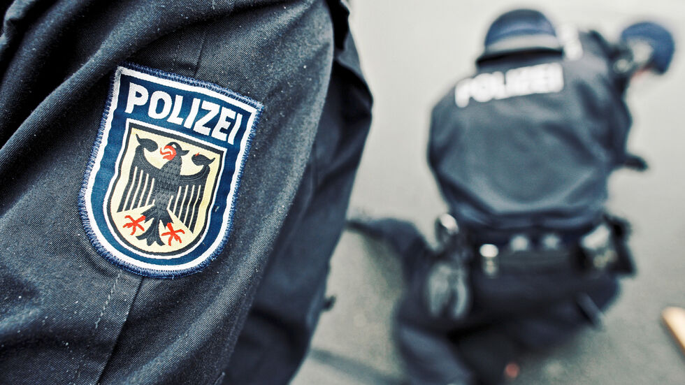 Im Hauptbahnhof Chemnitz hat ein 27-jähriger Syrer einen Polizisten mit einer Faust ins Gesicht geschlagen. Im Hauptbahnhof Chemnitz hat ein 27-jähriger Syrer einen Polizisten mit einer Faust ins Gesicht geschlagen.