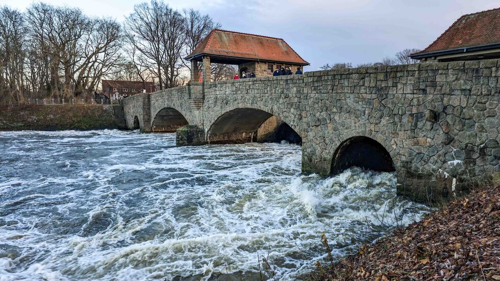 Das Hochwasser trifft auch die Weiße Elster in Leipzig. Am Elsterbecken nahe des Stadtzentrums ist am Dienstagnachmittag ein leicht erhöhter Pegelstand zu bemerken. Das Hochwasser trifft auch die Weiße Elster in Leipzig. Am Elsterbecken nahe des Stadtzentrums ist am Dienstagnachmittag ein leicht erhöhter Pegelstand zu bemerken.