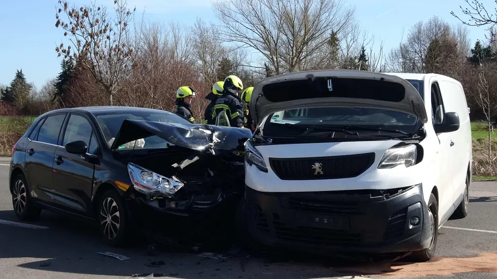 Feuerwehrmänner an der Unfallstelle.