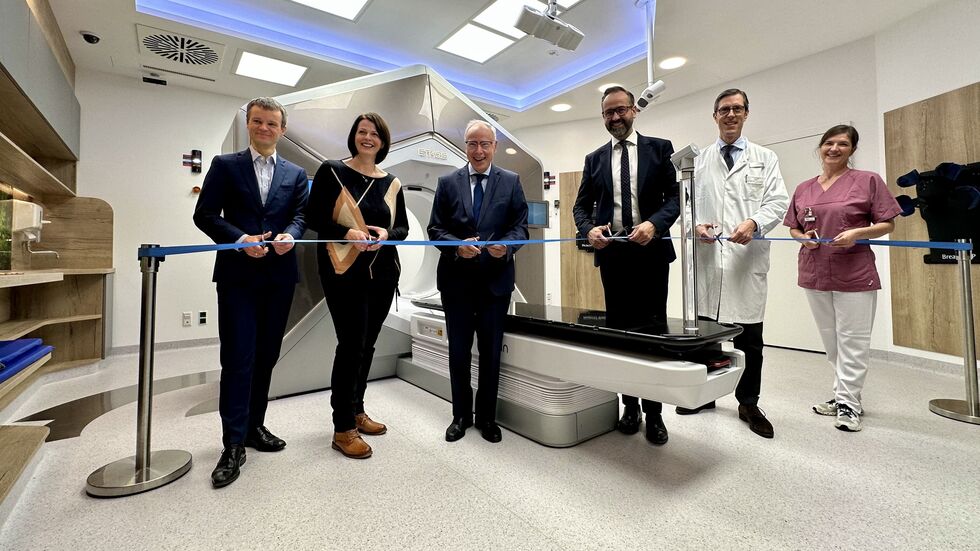 Vorstände, Professoren und Wissenschaftler des Uniklinikums Leipzig bei der feierlichen Einweihung des neuen Linearbeschleunigers.