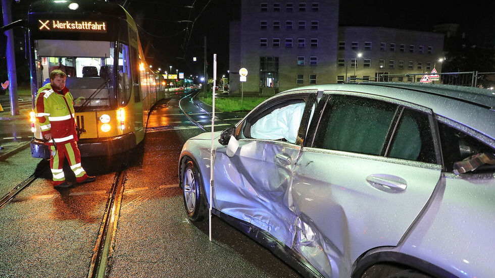 Höhe Synagoge krachte die Linie 7 in den Mercedes